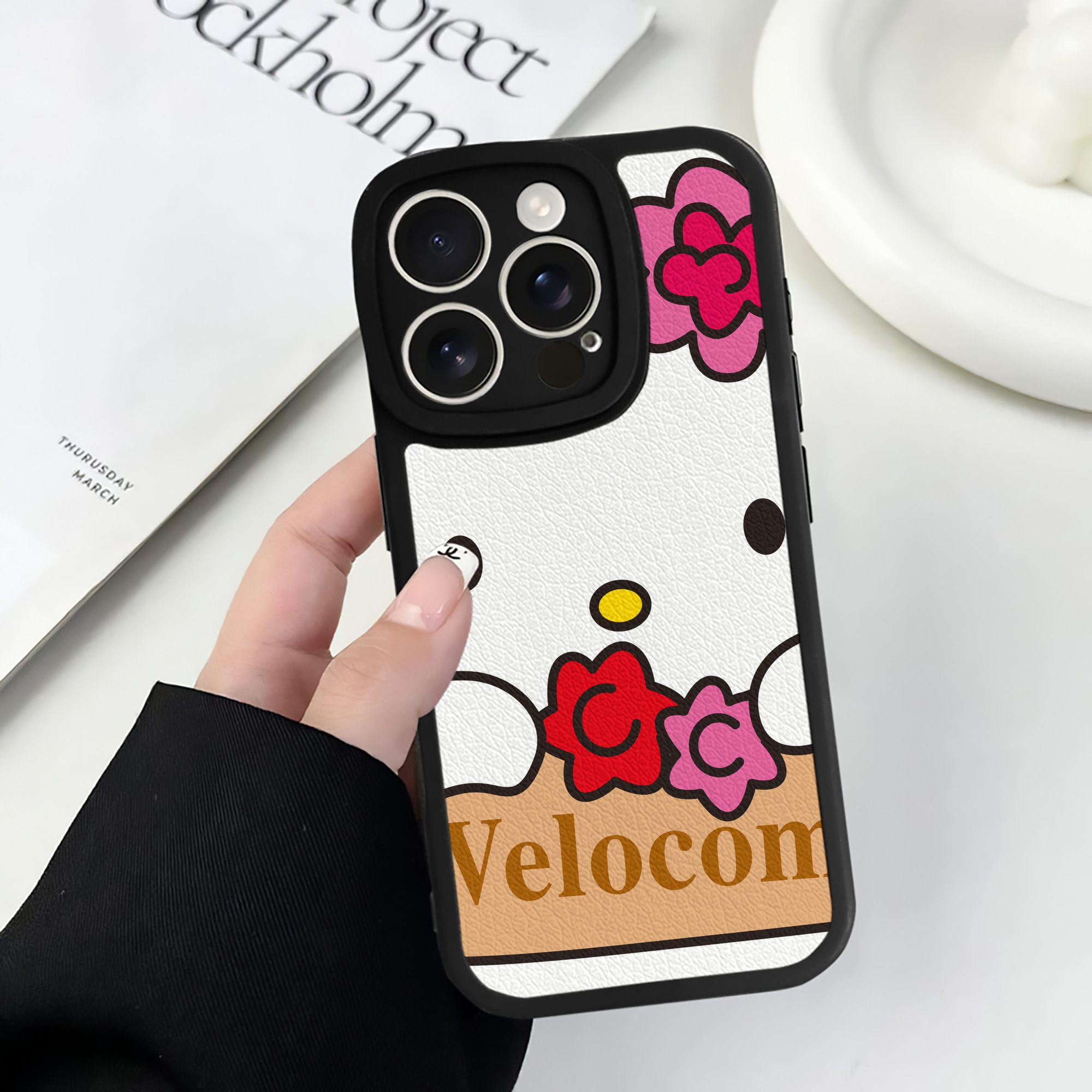 （画像用） Hello Kitty ハローキティ 【iPhone 16シリーズ対応】シリコンスマホケース（レザー調） 材質：シリコン